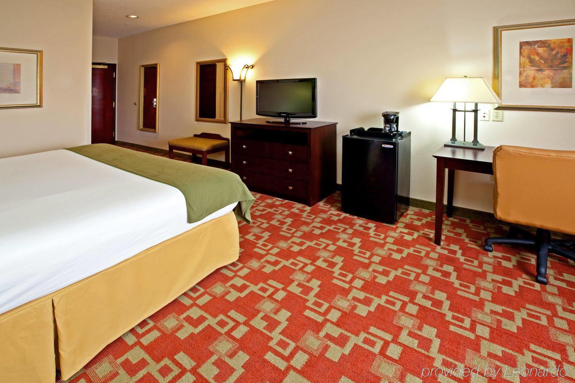 Holiday Inn Express Vincennes Room photo