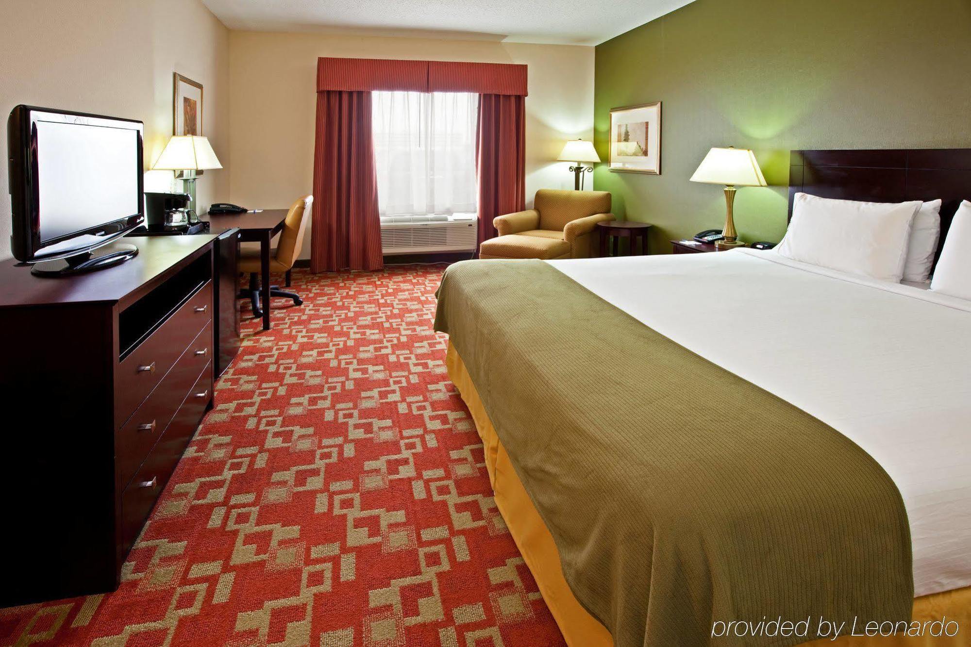 Holiday Inn Express Vincennes Room photo