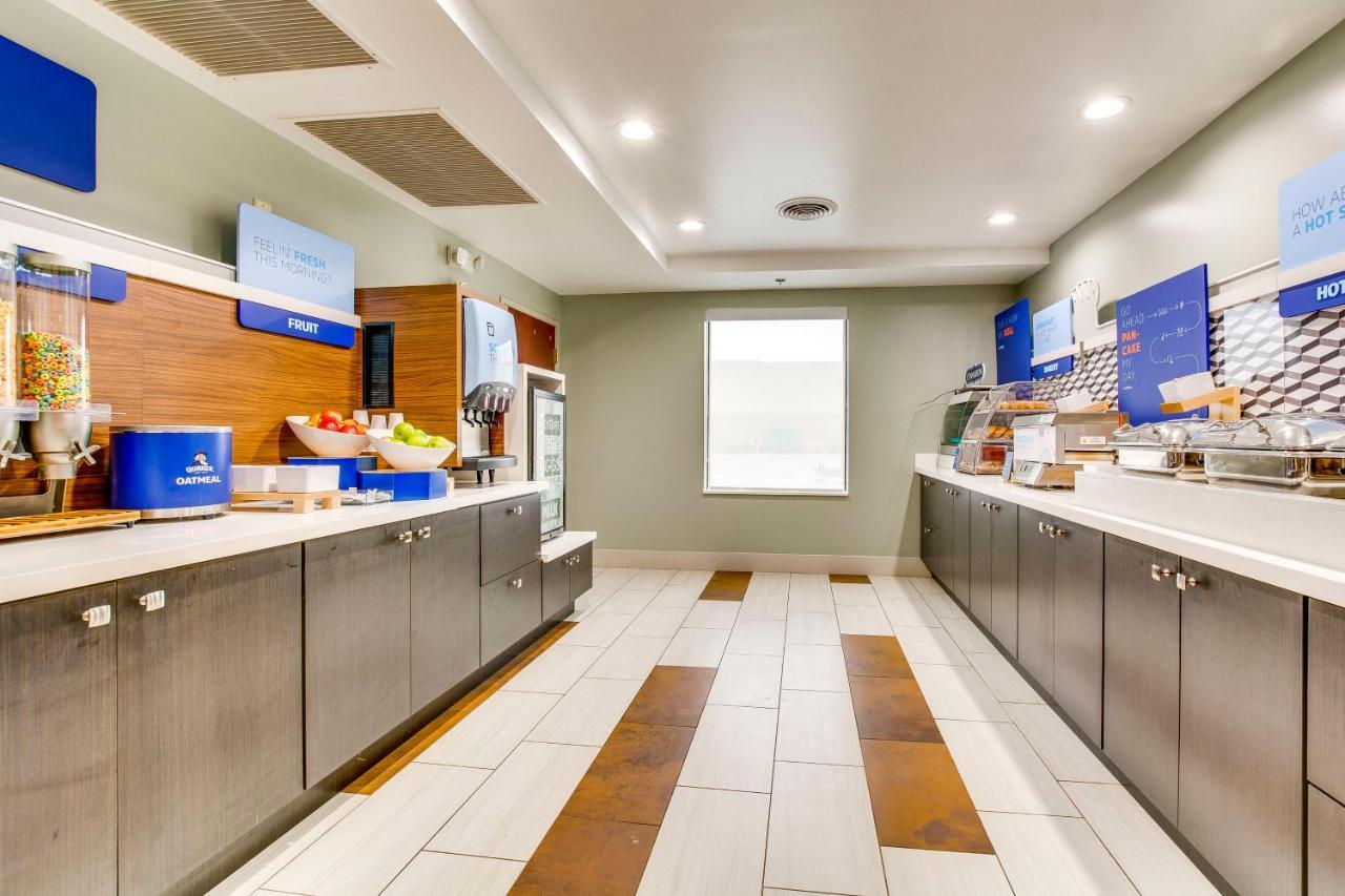 Holiday Inn Express Vincennes Exterior photo